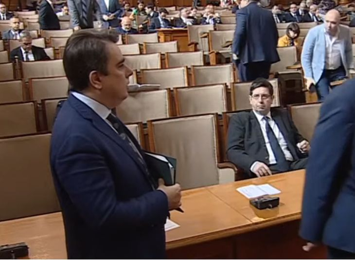 Скандалите в НС започнаха: Танева се развика на Асен Василев, а той шокира с реакция