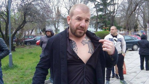 Ямболският Казанова: Динко заби плеймейтка с огромен бюст СНИМКИ