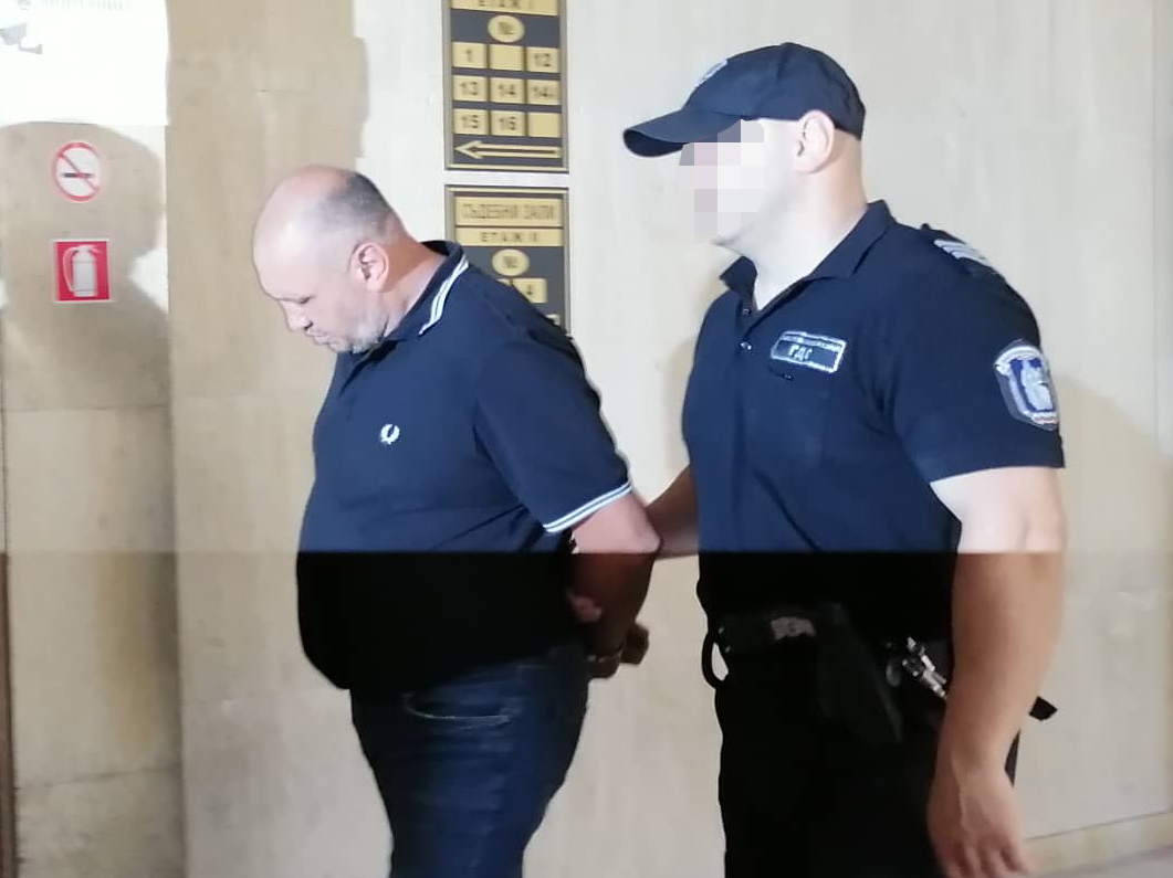 Ето го бургаския сводник, залъгвал момичета с много пари и ги карал да проституират СНИМКИ