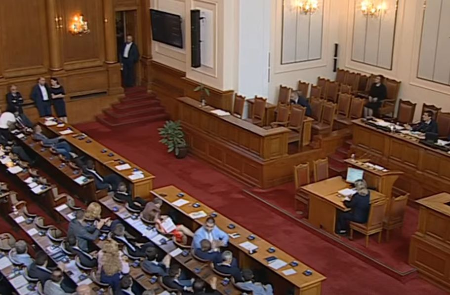 Тошко Йорданов се появи в този вид в парламента и модната полиция настръхна БЛИЦ TV