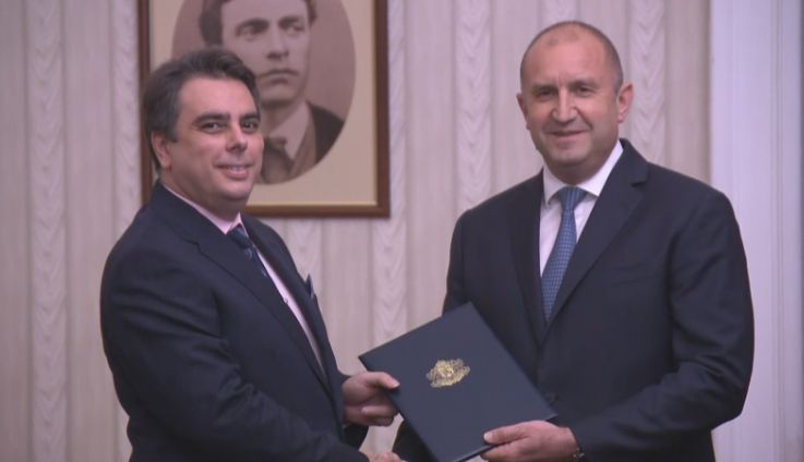 Екшън пред президентството заради ПП, хвърчат яйца и домати БЛИЦ TV