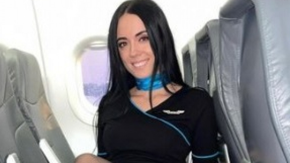 Секси СНИМКА на стюардеса с къса пола зарадва абонатите	