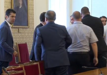 Избягалите от ИТН обявиха условието си за подкрепа на кабинет на ПП  ВИДЕО 