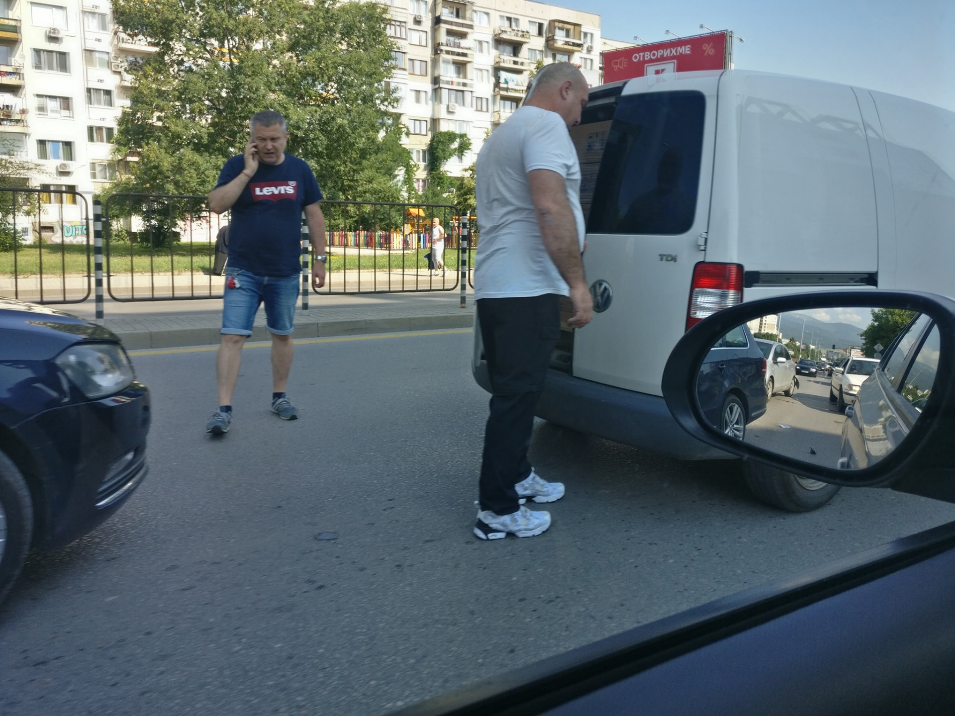 5-6 коли се натресоха зрелищно на натоварен столичен булевард СНИМКИ 