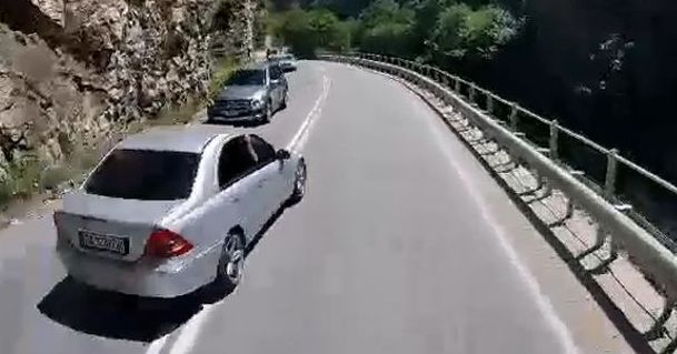 ВИДЕО с опасна маневра в дефилето Велинград-Варвара изправи косите на всички 