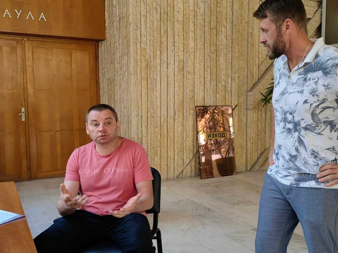 Ето какво се случва с бивакуващия в бургаския съд двойник на Алън от „Двама мъже и половина“ 