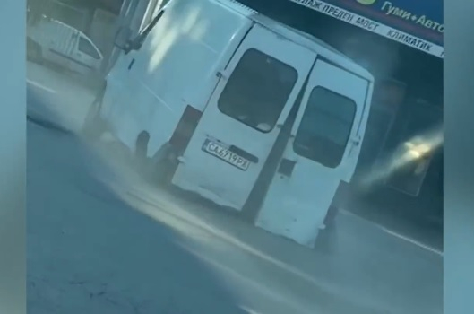Бусът, движил се само по ламарини в София, се оказа... ВИДЕО