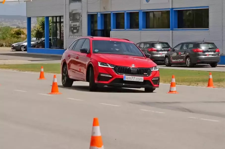 Skoda Octavia Combi RS се провали на лосовия тест, но колата не е виновна ВИДЕО