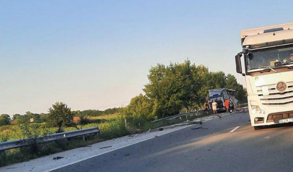 Дете е прието в болница след адската катастрофа с камиони на АМ "Тракия"
