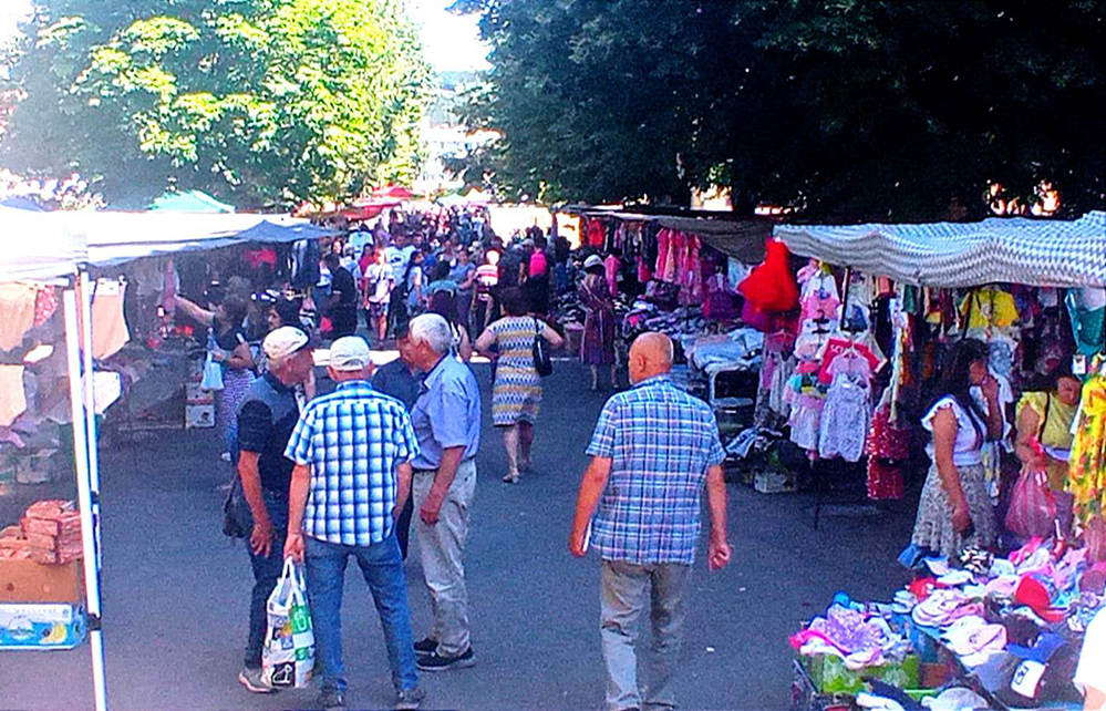 Търговците на пазара в Момчилград доволно потриват ръце СНИМКИ 