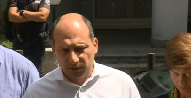 Георги, убил 2 жени в София, още е в дома си! Дири майка си, а полицаите го чакат да...
