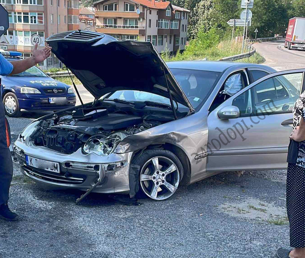 Шофьор направи голямо мазало на разклона за Черноочене СНИМКИ 