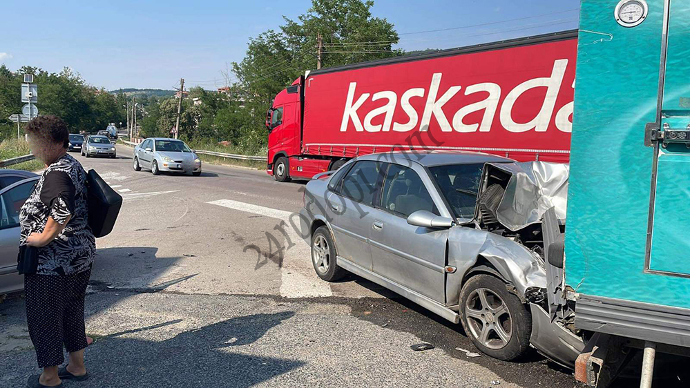 Шофьор направи голямо мазало на разклона за Черноочене СНИМКИ 