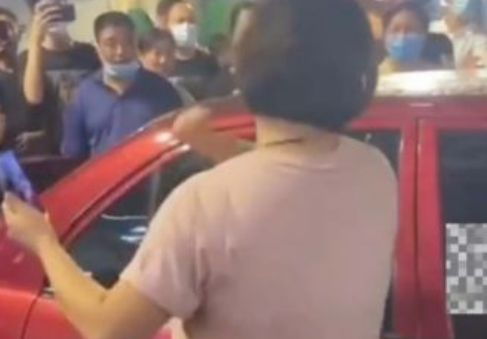 Жена спипа мъжа си с любовница и стана страшно, а когато ченгетата дойдоха...