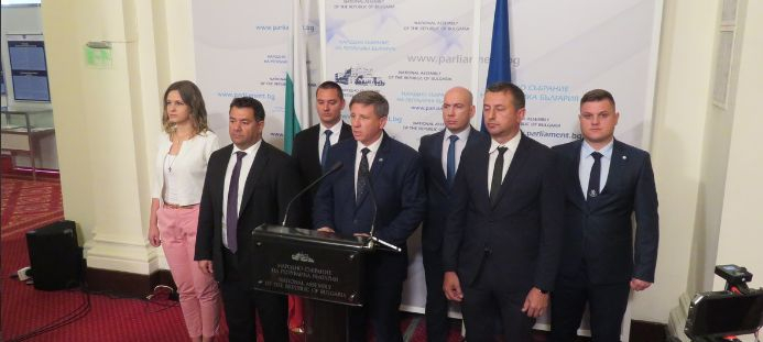 Избухна голям скандал за шуробаджанащина с мистериозен депутат от ПП и министъра-милионер