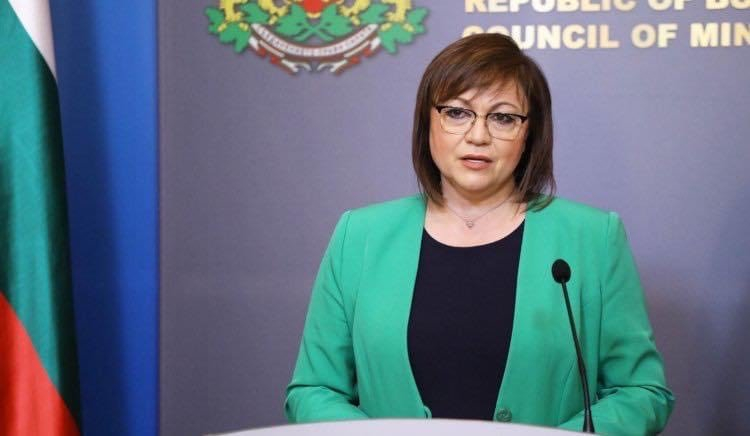 Министър Нинова: Правителството отпусна стипендии за даровити деца