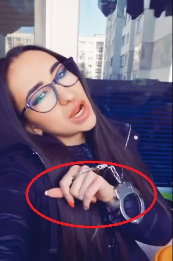 Шокиращо ВИДЕО 18+: Полицайката Симона лъсна с белезници и напомни за мутренските времена с тези думи 