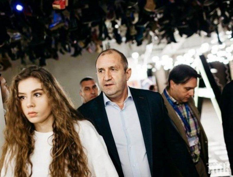 Щерката на президента заголи плът, а между гърдите й лъсна... СНИМКА 18+