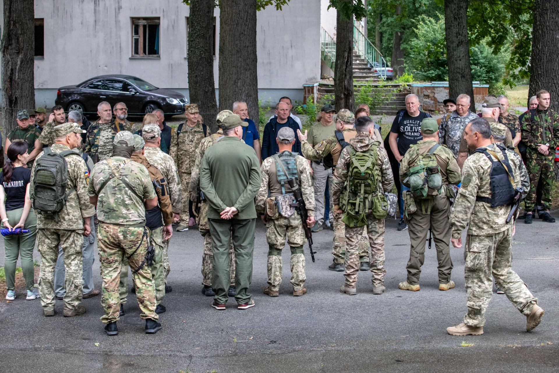 Цивилните в Киев на военно учение, стрелят по врагове