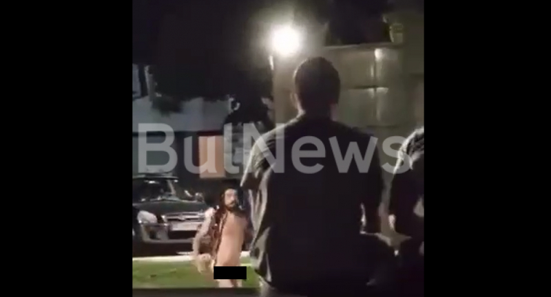 Чисто гол мъж ошашави минувачите на пъпа на Враца СНИМКИ 18+