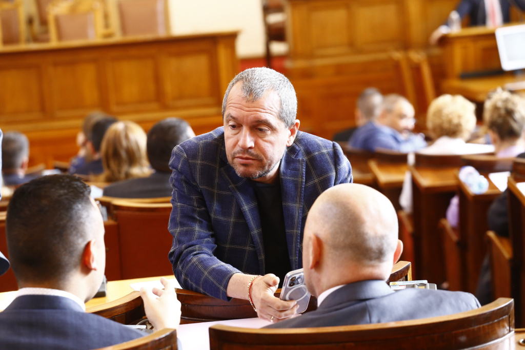 Горещи страсти в телевизията на Слави, Тошко Йорданов захапа колега