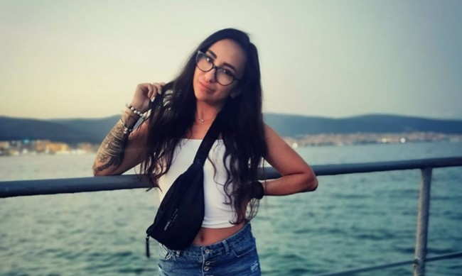 В нови скандални ВИДЕА 18+ полицайката Симона сипе заплахи: Ще ти шибна един шамар!