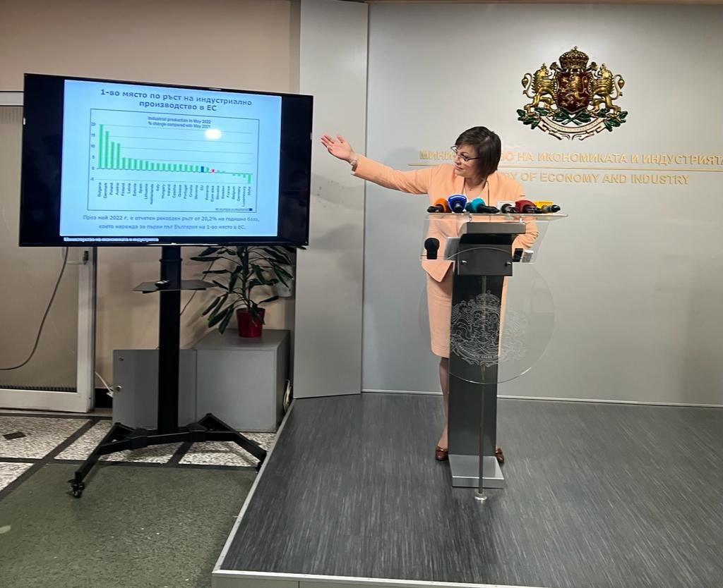 Вицепремиерът Нинова: За първи път сме №1 по индустриално производство в ЕС