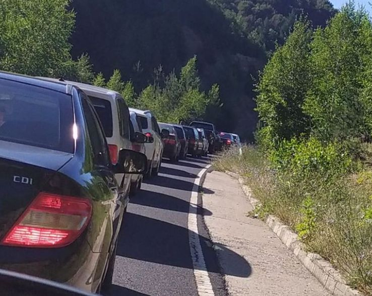 Зажаднели за гръцко море българи блокираха "Маказа" СНИМКИ
