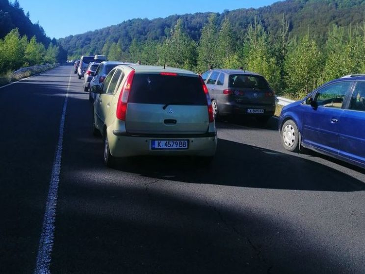 Зажаднели за гръцко море българи блокираха "Маказа" СНИМКИ