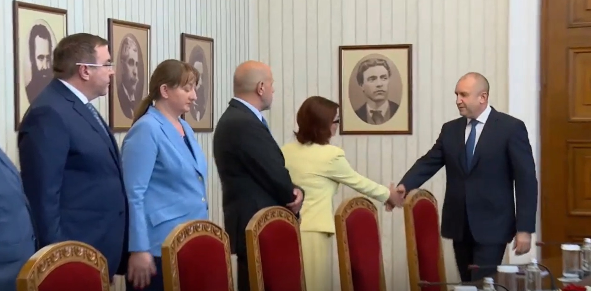 Атанасова пристигна с още пет човека при Радев само за да му каже, че... ВИДЕО 