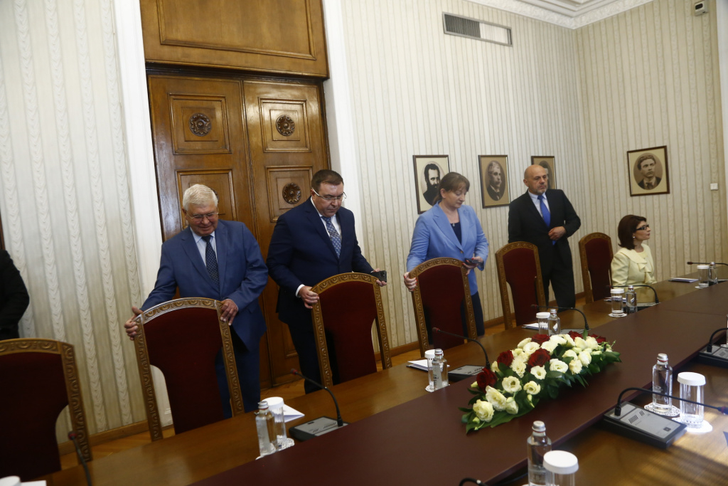 Атанасова пристигна с още пет човека при Радев само за да му каже, че... ВИДЕО 