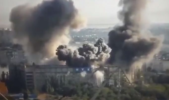 ВИДЕО от войната: 10 руски ракети удариха Николаев, разрушиха университети, обърнати в казарми на нацгвардията