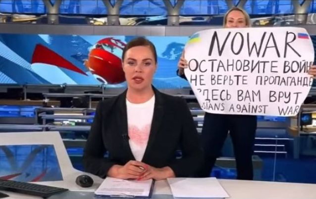 Арестуваха руската журналистка, която размаха плакат "Не на войната" в ефир