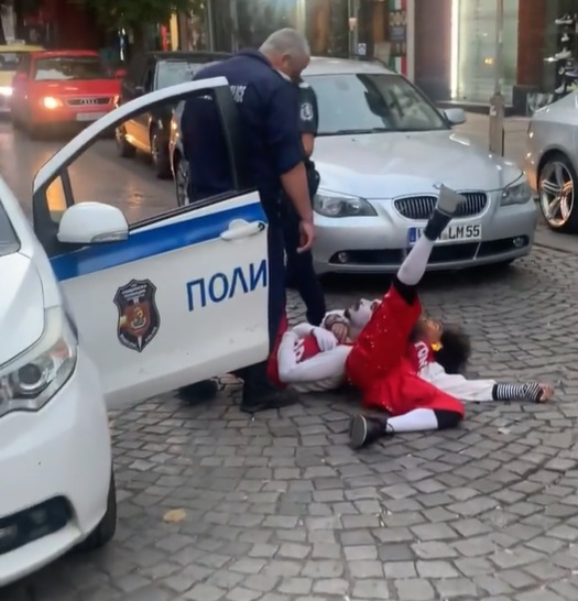Такова нещо не се вижда всеки ден в София! Двама полицаи са в ступор БЛИЦ TV