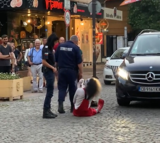 Такова нещо не се вижда всеки ден в София! Двама полицаи са в ступор БЛИЦ TV