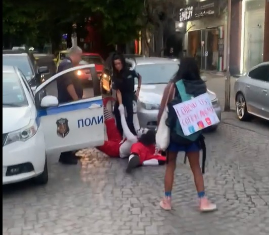 Такова нещо не се вижда всеки ден в София! Двама полицаи са в ступор БЛИЦ TV