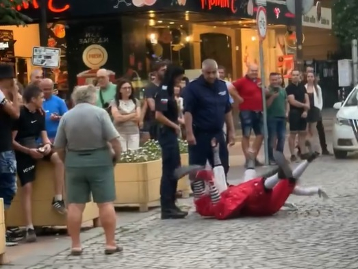 Такова нещо не се вижда всеки ден в София! Двама полицаи са в ступор БЛИЦ TV