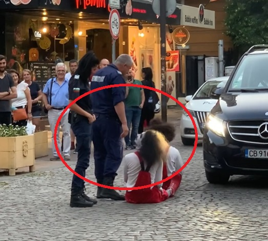 Такова нещо не се вижда всеки ден в София! Двама полицаи са в ступор БЛИЦ TV