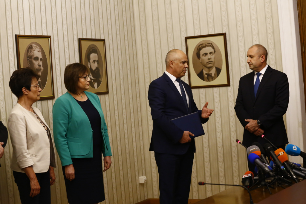 БСП връща мандата, всички погледи са в президента 