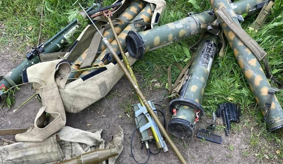 Украински военни се похвалиха с трофеи от последните битки СНИМКИ
