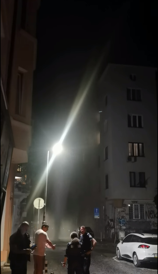 Огромен гейзер зейна в центъра на София през нощта ВИДЕО