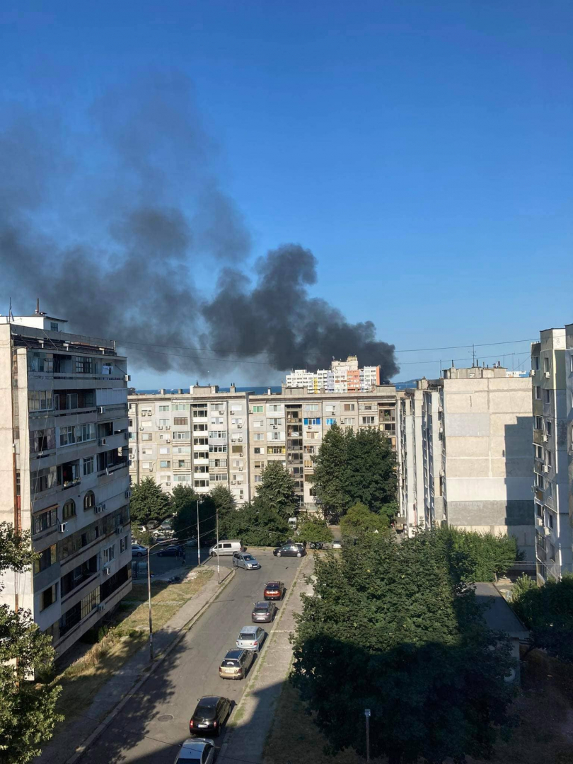 Извънредна ситуация в Бургас! Небето не се вижда СНИМКИ