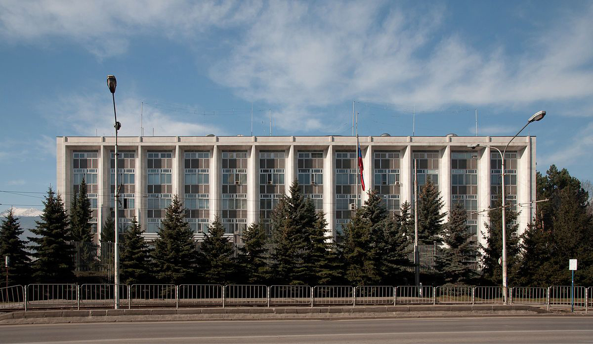 Кирил Петков разблокира $890 000 за руското посолство