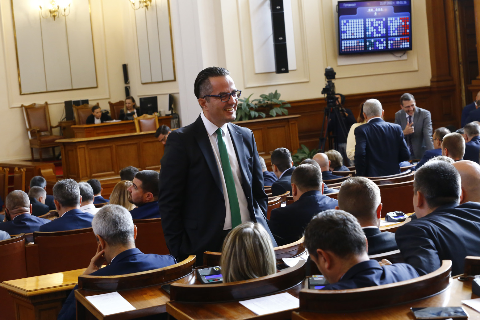 Цончо Ганев се похвали, че е свалил знамето на ЕС в кабинета си СНИМКА