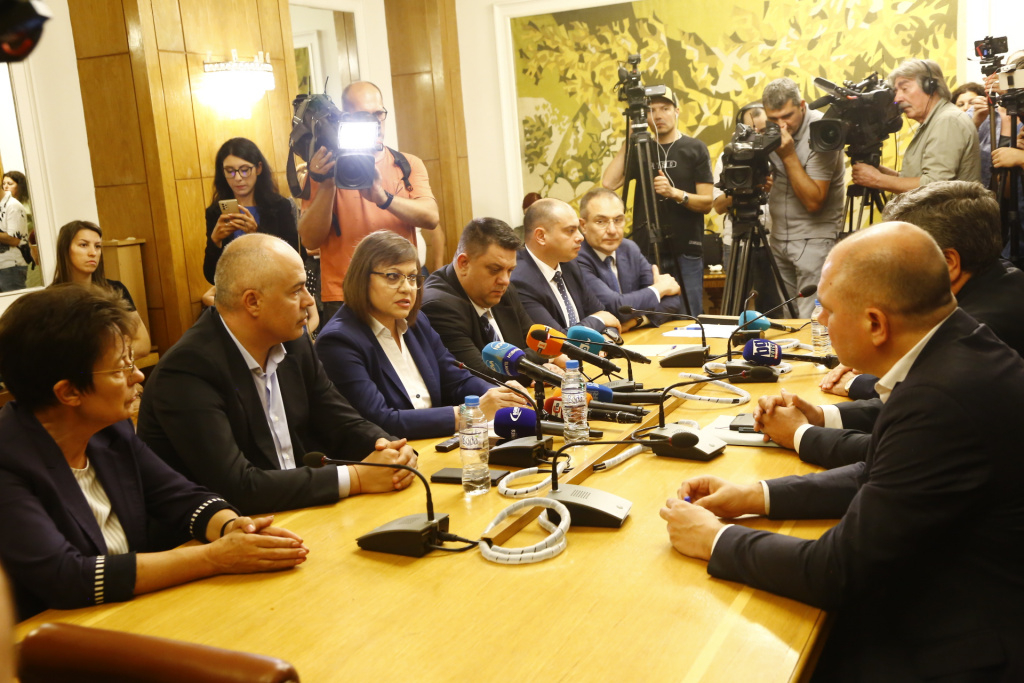 БСП и ДБ седнаха на една маса, а Нинова призна пред Иванов, че ИТН... ВИДЕО