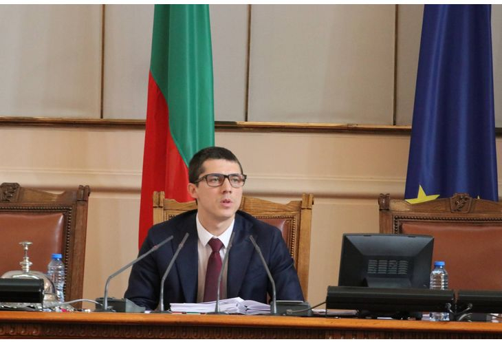 Бомба! Още в петък гласуват оставката на годеника на Лена като шеф на НС