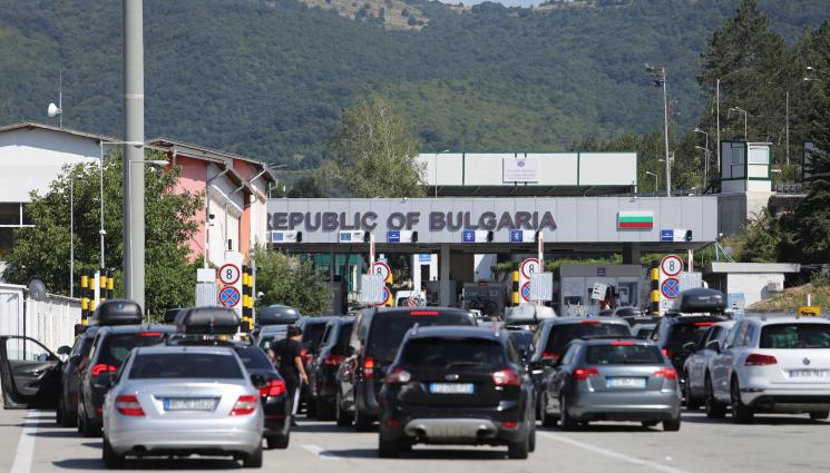 Не се издържа! Ад на Калотина, хората разпънаха софри на 35 градуса СНИМКИ
