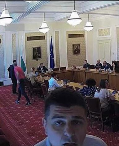 Ауу, какви неща чух! Деси Атанасова втрещена от изтекла информация от сбирка на ДБ! ВИДЕО