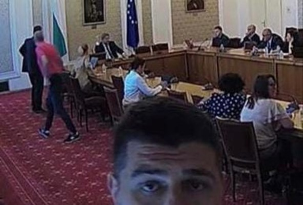 Ауу, какви неща чух! Деси Атанасова втрещена от изтекла информация от сбирка на ДБ! ВИДЕО