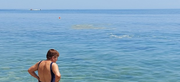 Какво е това в морето до Китен? Гъсто, кафеникаво-зелено и... СНИМКА